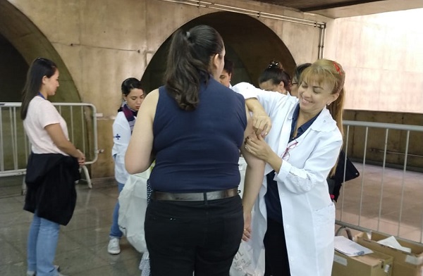 #PraCegoVer: Agente de saúde aplica vacina contra o Sarampo na munícipe durante ação no metrô Marechal Deodoro